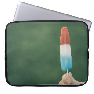 Person, die Eis Pop hält Laptopschutzhülle