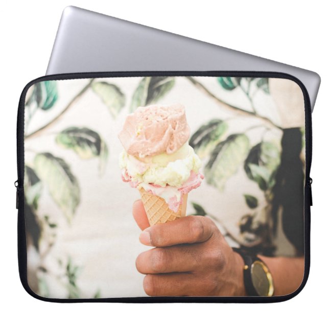 Person, die Eistüte mit drei Geschmacksrichtungen  Laptopschutzhülle (Vorderseite)