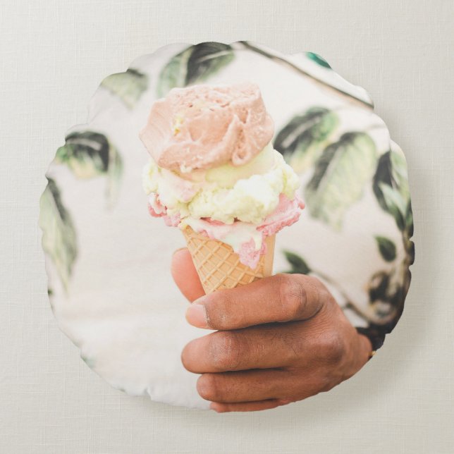 Person, die Eistüte mit drei Geschmacksrichtungen  Rundes Kissen (Vorderseite)