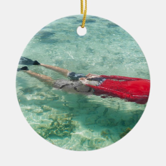 Person, die im klaren Wasser schnorchelt Keramik Ornament (Vorne)