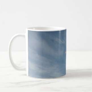 Person, die morgens Drachen fliegt Kaffeetasse