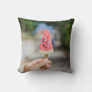 Person, die morgens Popsicle hält Kissen