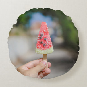 Person, die morgens Popsicle hält Rundes Kissen