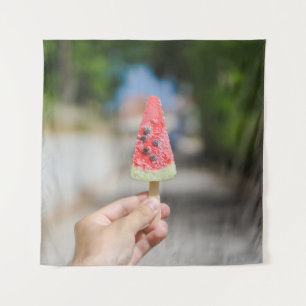 Person, die morgens Popsicle hält Wandteppich