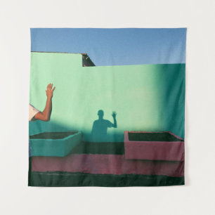 Person, die Schatten auf aquamarine Wandfarbe refl Wandteppich