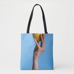 Person, die Zitrone hält Tasche