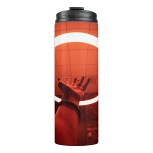 PERSON ERREICHT RUNDE-AUF-FLUORESCENT LAMP I THERMOSBECHER