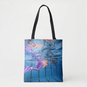Person in lila Hosen auf blauer Hängematte Tasche