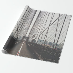 PERSON LÄUFT ÜBER EINE BRÜCKE GESCHENKPAPIER