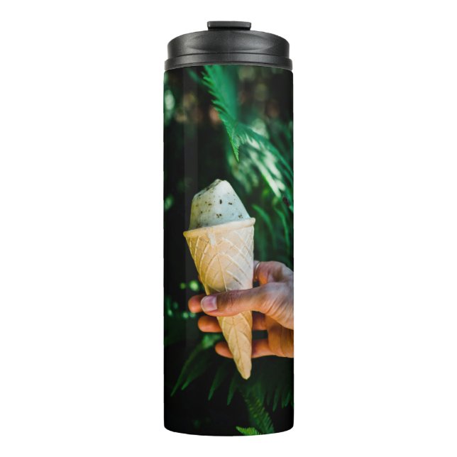 Person mit Eis Thermosbecher (Vorderseite)