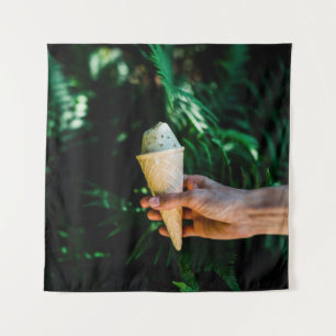 Person mit Eis Wandteppich