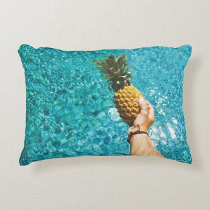Person mit gelbem Ananas Dekokissen