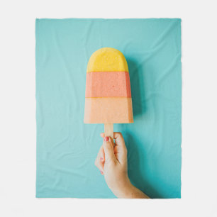 Person mit gelbem und braunem Eis Fleecedecke