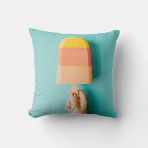 Person mit gelbem und braunem Eis Kissen