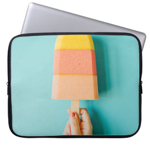 Person mit gelbem und braunem Eis Laptopschutzhülle