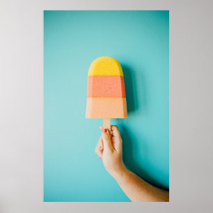 Person mit gelbem und braunem Eis Poster