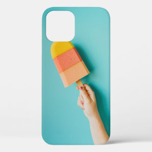 Person mit gelbem und rosa Popsiv Case-Mate iPhone Hülle