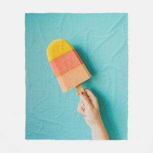 Person mit gelbem und rosa Popsiv Fleecedecke