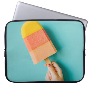 Person mit gelbem und rosa Popsiv Laptopschutzhülle