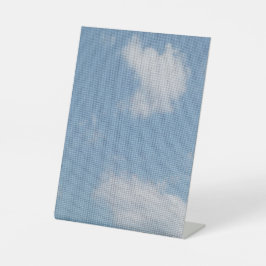 Person mit J-Cloud-Foto Sockelschild