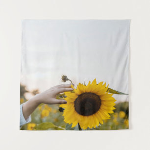 Person mit Sonnenblume Wandteppich