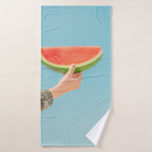 Person mit Wassermelone in Scheiben Badehandtuch