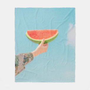 Person mit Wassermelone in Scheiben Fleecedecke