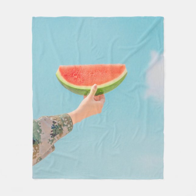 Person mit Wassermelone in Scheiben Fleecedecke (Vorderseite)