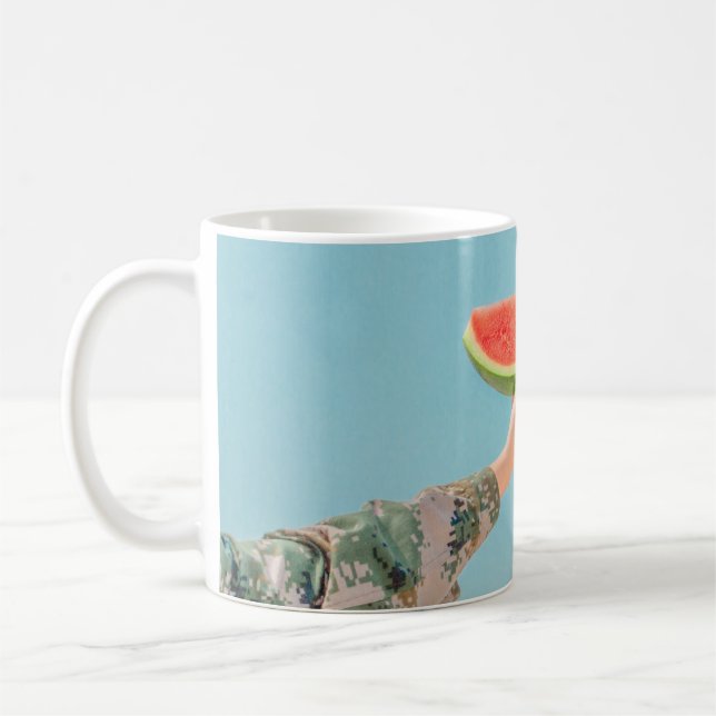 Person mit Wassermelone in Scheiben Kaffeetasse (Links)