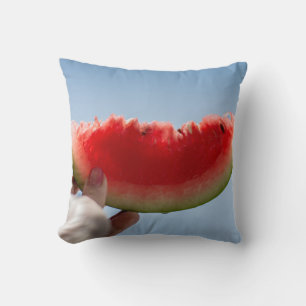 Person mit Wassermelone in Scheiben Kissen