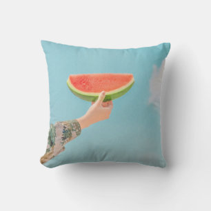 Person mit Wassermelone in Scheiben Kissen