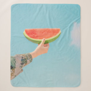 Person mit Wassermelone in Scheiben Sherpadecke