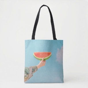 Person mit Wassermelone in Scheiben Tasche