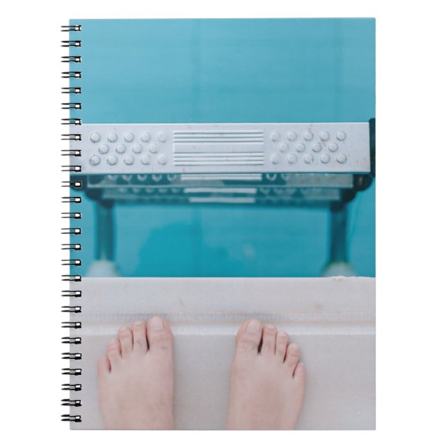 Person standing on swimming pool ladder notizblock (Vorderseite)