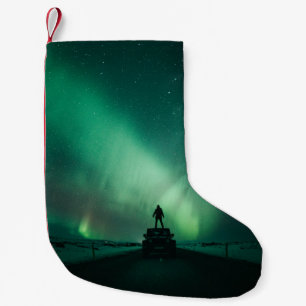 PERSON VOR POLARLICHTERN STEHEND KLEINER WEIHNACHTSSTRUMPF