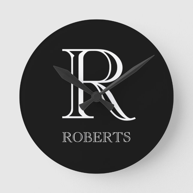 Personalised Clock with Initial and Family Name Runde Wanduhr (Vorderseite)