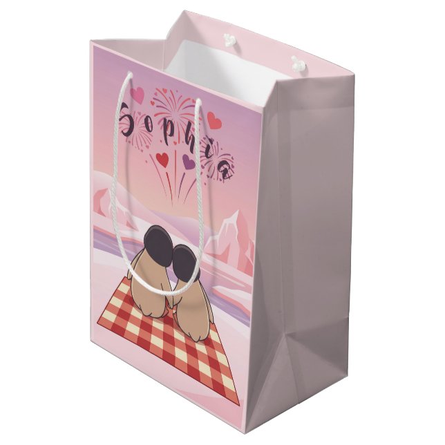 Personalised Cute Penguin Valentine Picnic Mittlere Geschenktüte (Rückseite Schrägansicht)