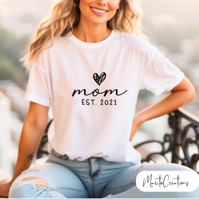 Personalised T-shirt for mum with the phrase MOM  (Von Creator hochgeladen)