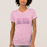 Personalisierbare Brautbezeichnung in Shirt<br><div class="desc">lassen, einfach zu personalisieren! Die Welt kennt Ihren neuen Namen! Ideal für Flitterwochen, Vermächtnis, Braut oder Verlobung Duschgeschenk 4 Textzeilen in einem coolen Retro-Schriftart kann jede Zeile mit dem Design-Tool für weitere Designänderungen verändert werden. Nicht wie der Schriftart oder die Farbe? Verändern Sie sie! Mit Zazzle und ihrem Designwerkzeug ist...</div>