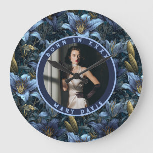 Personalisierbarer Charme aus blauen Lilien zum Ge Große Wanduhr