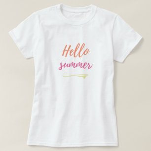 Personalisieren der Frau im Shirt