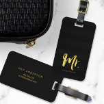 Personalisieren mit Name Imitate Gold Mr. Black St Gepäckanhänger<br><div class="desc">Stilvolle personalisierte Gepäckmarke mit dem Wort "Mr." in Imitaten goldenes Folienbürstenskript vor einem schwarzen Streifen Muster Hintergrund. Es macht großartige Geschenke für frische Weds oder Jahrestage. Wenn Sie Ihren Namen vor dem dunklen Hintergrund besser hervorheben möchten, ändern Sie die Farbe des Schriftartes in eine hellere Farbe oder für eine goldene...</div>