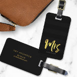 Personalisieren mit Name Imitate Gold Mrs. Black S Gepäckanhänger<br><div class="desc">Stilvolle personalisierte Gepäckmarke mit dem Wort "Mrs." in Imitaten goldenes Folienbürstenskript vor einem schwarzen Streifen Muster Hintergrund. Es macht großartige Geschenke für frische Weds oder Jahrestage. Wenn Sie Ihren Namen vor dem dunklen Hintergrund besser hervorheben möchten, ändern Sie die Farbe des Schriftartes in eine hellere Farbe oder für eine goldene...</div>