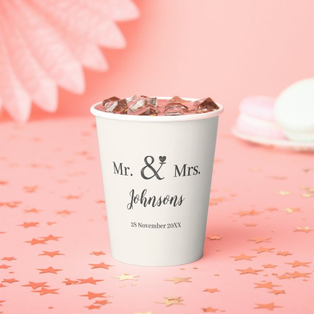 Personalisieren Sie den Namen der Hochzeit und das Pappbecher (Insitu)