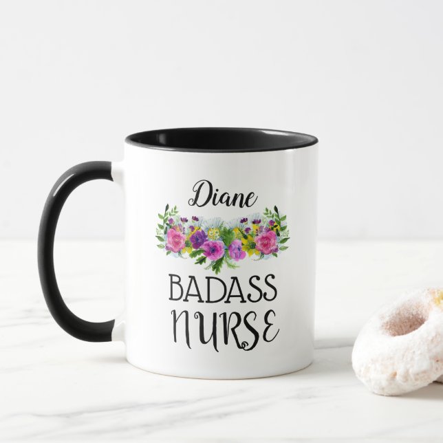 Personalisieren Sie den Namen Floral Badass Nurse Tasse (Mit Donut)