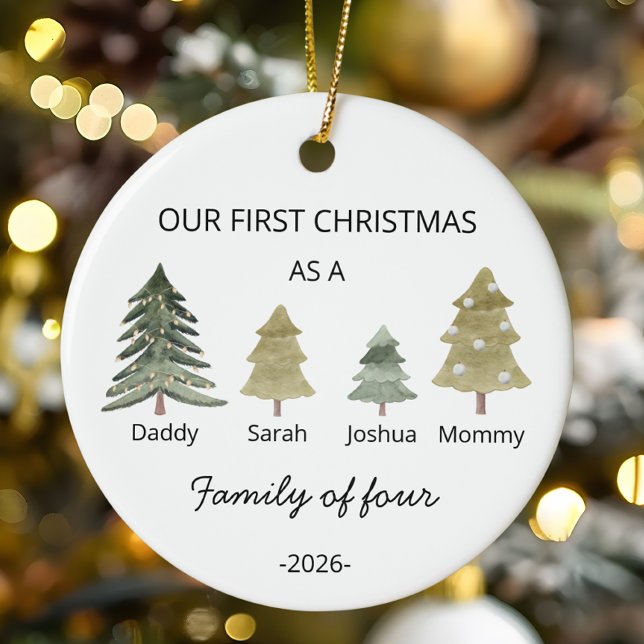 Personalisieren Sie die ersten Weihnachten als Fam Keramik Ornament (Von Creator hochgeladen)
