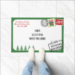 Personalisieren Sie Green Santa Letter Christmas Fußmatte<br><div class="desc">Diese personalize Weihnachtsstunde ist ein Weihnachtsbrief, den Sie mit Ihrem Familiennamen im Bereich der Rücksendeadresse personalisieren können und Sie können Ihre eigene Santa-Adresse oder Frohe Weihnachtsbotschaft im Bereich senden Adresse. Dieses Design ist aus einem grünen Umschlag mit 5 Weihnachtsbäumen, zwei Weihnachtsmails Briefmarke und Postzeichen. Ein super niedliches Weihnachtsfest zum Feiern...</div>