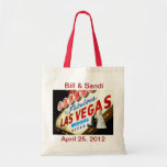 Personalisieren Sie Las Vegas Wedding Bag Tragetasche<br><div class="desc">Personalisieren Sie Las Vegas Hochzeitstasche,  mit Braut & Bräutigam vor dem fabelhaften Las Vegas Zeichen stehend! Macht tolle Geschenke für eure Brautjungfrau,  Trauzeugin!</div>