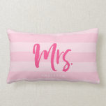 Personalisieren Sie mit Name Frau Preppy Pink Stri Lendenkissen<br><div class="desc">Kissen mit "Mrs." in rosa Pinselschrift auf einem prächtigen rosa Streifen Muster Hintergrund. Ideal für Neueinsteiger oder Jubiläen. Personalisieren Sie es durch Ersetzen des Platzhaltertextes. Für weitere Optionen, wie zum Beispiel den Schriftart und seine Größe ändern, klicken Sie auf die Schaltfläche "Anpassen". *Bitte beachten Sie, dass das Zazzle-Wasserzeichen, das in...</div>