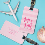 Personalisieren Sie mit Name Mr. und Mrs. Pink Str Gepäckanhänger<br><div class="desc">Stilvoll personalisiertes Gepäckanhänger mit dem Wort "Mr. and Mrs." in rosa Pinselschrift vor einem präppy-rosa Streifen Muster Hintergrund. Es macht großartige Geschenke für frische Weds oder Hochzeitstag. Personalisieren Sie dieses Tag, indem Sie Platzhaltertexte durch Ihre Informationen ersetzen. Für weitere Optionen, wie zum Beispiel den Schriftart zu ändern, klicken Sie auf...</div>